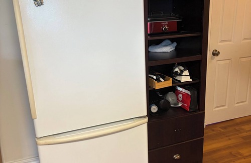 Burnaby House | Debbie's Cozy 1-Bedroom with Ocean Views & Hot Tub