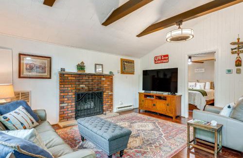 Pocono Lake House | Deck and Fire Pit Pet-Friendly Pocono Lake Abode!