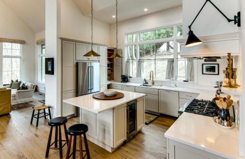 Glenville House | Deck and Mountain Views Black Chalet in Glenville