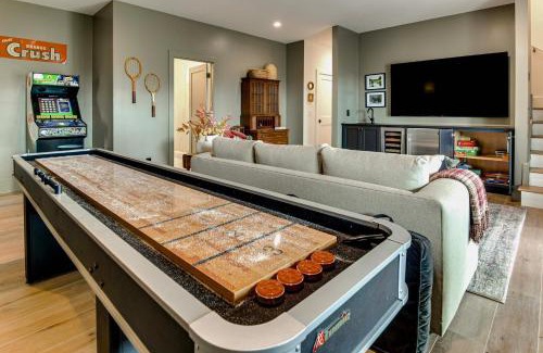 Glenville House | Deck and Mountain Views Black Chalet in Glenville