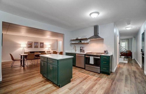 McArthur Other | Decorated for the Holidays! 30 Private Acres + Hot Tub + King Bed