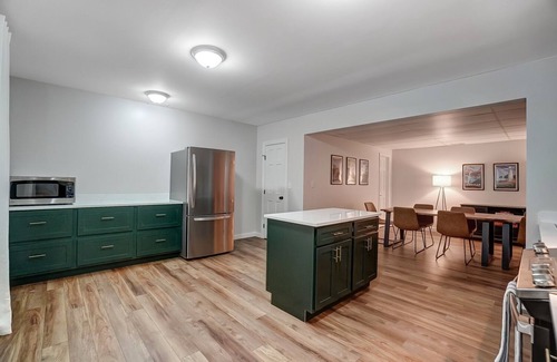 McArthur Other | Decorated for the Holidays! 30 Private Acres + Hot Tub + King Bed