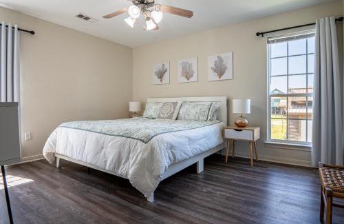 Crystal Beach House | Deep Blue Yonder - Ping-pong! Bikes! Games! Cute and cozy 3-bed, 2-bath home in the heart of Crystal Beach!