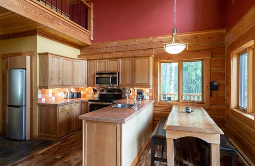 Golden Ski Chalet | Deer Lodge - 2 Bedroom Luxurious Log Cabin in Golden - with Private hot tub