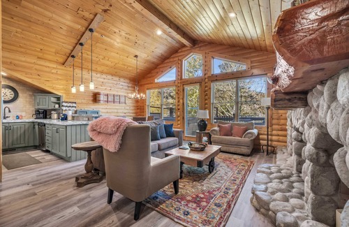 Deer Valley Condo | Deer Valley 2BR Condo w/Hot Tub - Walk to Lift