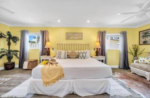 Deerfield Beach Apartment | Deerfield Retreat! Walk to the Beach! Sleeps 8!
