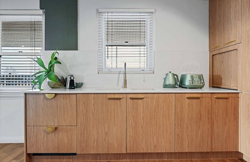 Bathurst House | Dejorja Residence - Central & Chic, Entertains 8