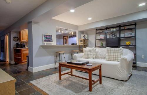 Near Northeast House | Delightful 1-BR Accommodations Nearby METRO