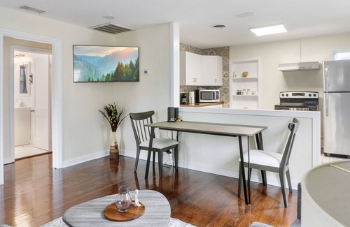 United Central Apartment | Delightful 2BR Apt Near Downtown