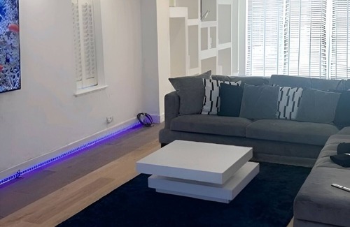 Thornton Apartment | Delightful 5-bedroom whole apartment with free WiFi and parking