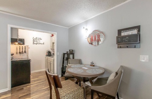 Melrose Apartment | Delightful Charmer - Pool Access
