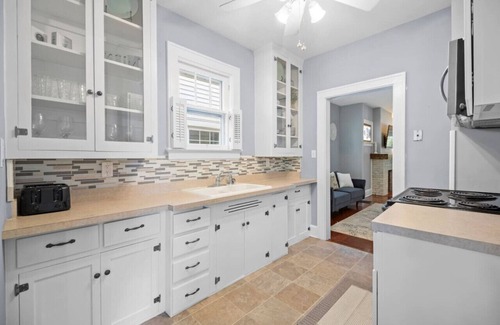 Hamilton House | Delightful Cozy Home/2 bed 1 Bath Sleeps 8/private