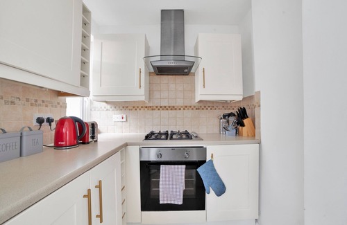 Ewell House | Delightful Epsom Home, London/Surrey,sleeps 7/8, Garden, Off Street Parking