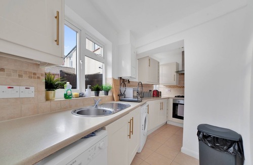 Ewell House | Delightful Epsom Home, London/Surrey,sleeps 7/8, Garden, Off Street Parking