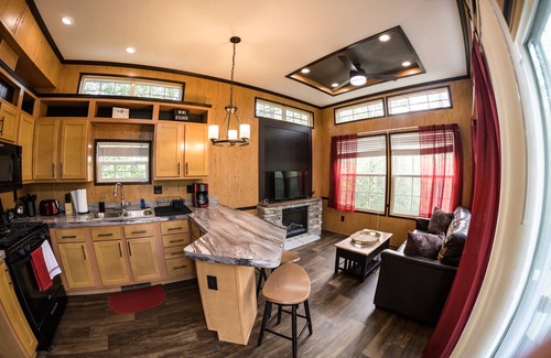 Murphy Cabin | Delightful Forest Tiny Home with Hot Tub