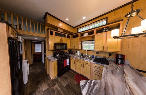 Murphy Cabin | Delightful Forest Tiny Home with Hot Tub