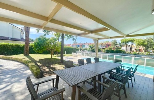 Rosolina Villa | Delightful villa with garden and pool in Albarella