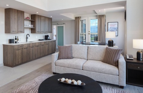 Kelowna Central Business District Hotel | Delta Hotels by Marriott Grand Okanagan Resort