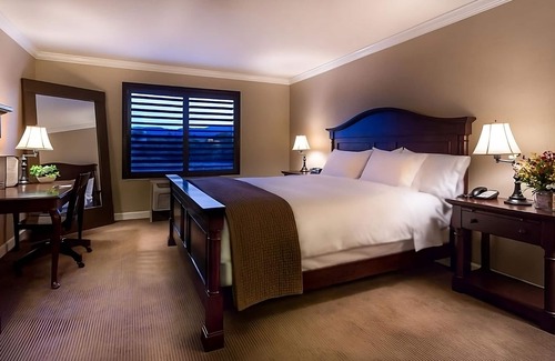 Cupertino Hotel | Deluxe 1 King Room at Cupertino Hotel, Onsite Swimming Pool, Free Parking!