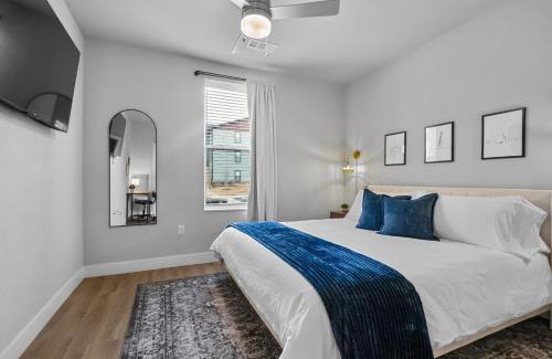 Rogers Apartment | Deluxe Apt, King Bed, Workspace, Gym, Free"p"