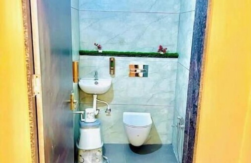 Maheshwar Apartment | Deluxe double room AC @Hotel StayMore