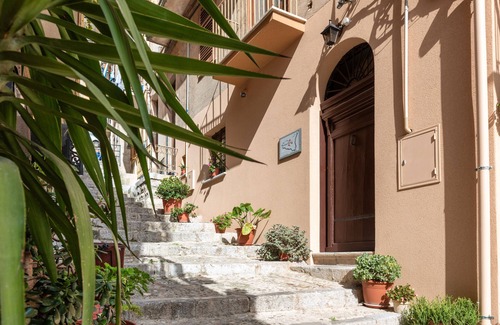 Caccamo Apartment | Deluxe Double Room with Wi-Fi and Air Conditioning