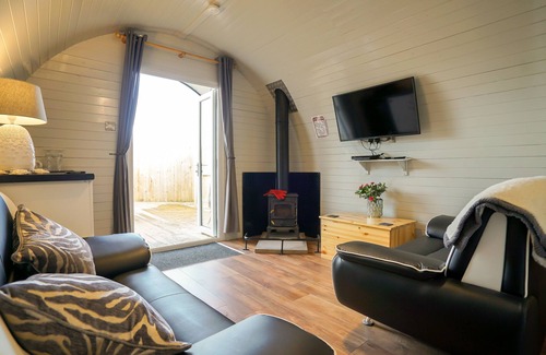 Frodsham Ski Chalet | Deluxe Glamping Pod with Hot Tub in Frodsham