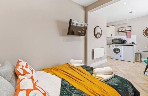 Heathrow Villages Apartment | Deluxe Heathrow Studio, Flat 1