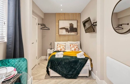 Heathrow Villages Apartment | Deluxe Heathrow Studio, Flat 1