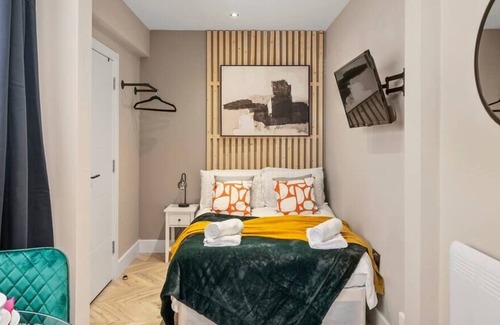 Heathrow Villages Apartment | Deluxe Heathrow Studio, Flat 1
