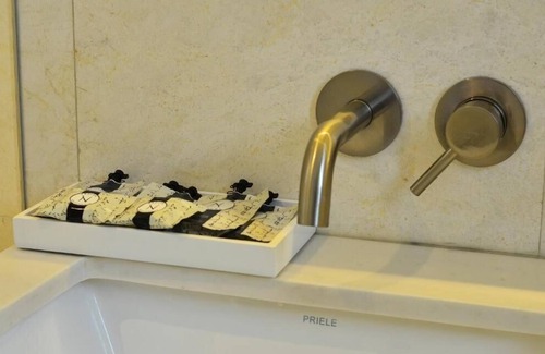 Coral Gables Section Apartment | Deluxe King Room Near Mercantil Center MIA