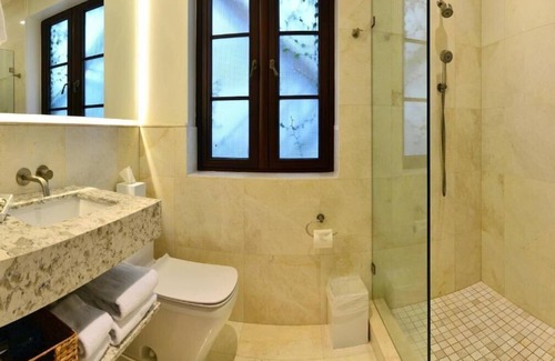 Coral Gables Section Apartment | Deluxe King Room Near Mercantil Center MIA