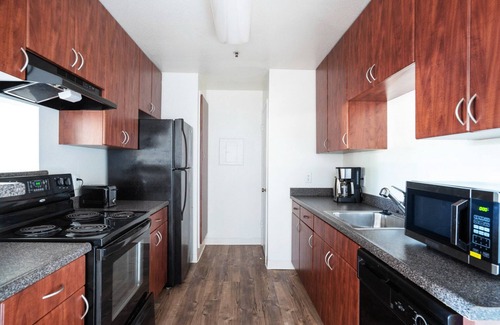 Shoreline West Apartment | Deluxe Mountain View 1BR w/Gym, Pool & W/D, nr downtown, by Blueground
