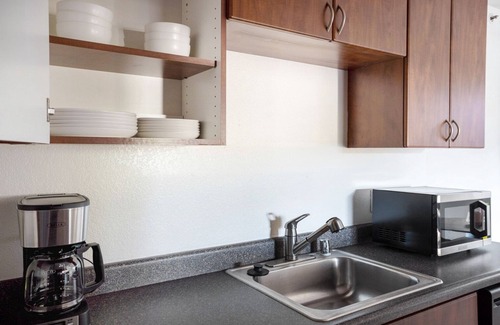 Shoreline West Apartment | Deluxe Mountain View 1BR w/Gym, Pool & W/D, nr downtown, by Blueground