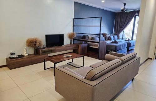 Tanjung Bungah Apartment | Deluxe Seaview Suite Twin Bed by The Only Bnb