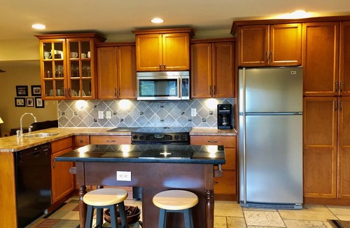 Silver Star Mountain Apartment | Deluxe Suite w/BBQ, Hot Tub, Laundry - Just minutes walking to village