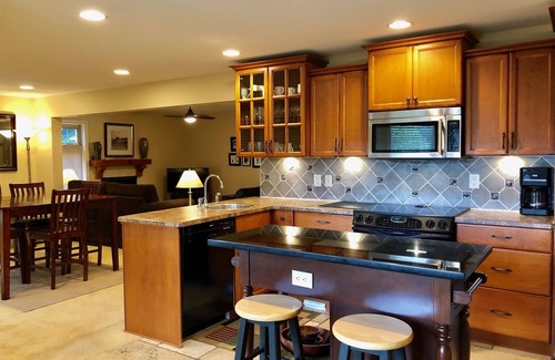 Silver Star Mountain Apartment | Deluxe Suite w/BBQ, Hot Tub, Laundry - Just minutes walking to village