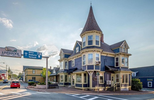 Queens Apartment | Deluxe suite, double whirlpool bath, 4 poster queen bed