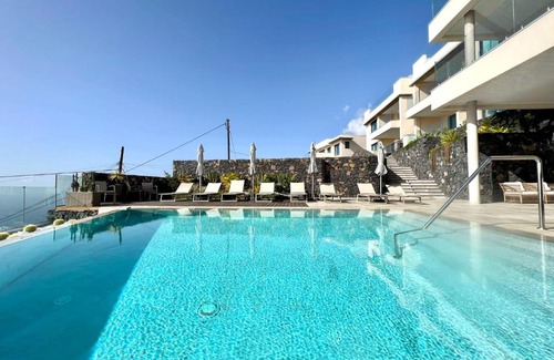 Las Indias Apartment | Deluxe suite with direct view of the Atlantic Ocean, pool