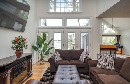 Achilles House | Deluxe Waterfront Family Escape. Fishing, Kayaking, Crabbing in your backyard!