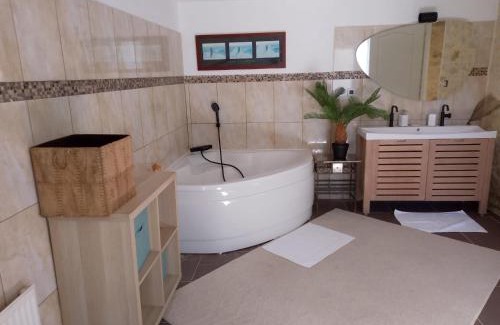 Etauliers Villa | Demeure en pierre avec piscine privée