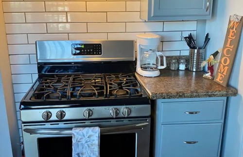 Atlanta House | Demure 3-bedroom bungalow in Atlanta. 7 minutes from Mercedes-Benz Stadium