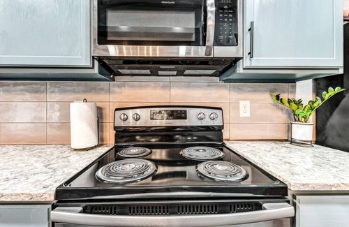 College Station Apartment | Denali: 2 Bedroom, Walk to A&M, Comfy King Beds