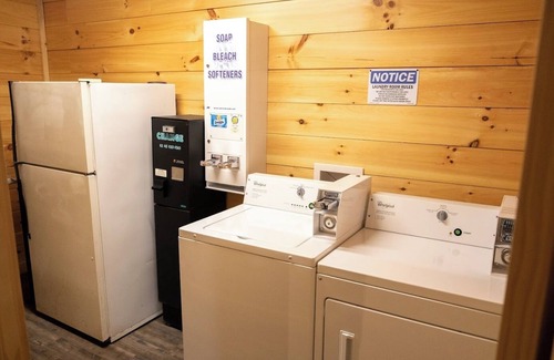 Scio Villa | Denali/Pet Friendly-Lakeview -Hot Tub-8 Person Lodge