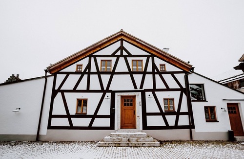 Riedenburg Apartment | Denkmalgeschütztes Chalet mit Drei Schlafzimmern