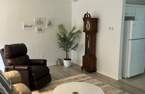 Hickory Apartment | Dennis & Catherine's Private, Quiet, Cozy, Clean, Retreat