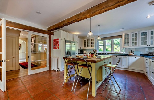 Robertsbridge House | Denswood House - Six Bedroom House, Sleeps 12