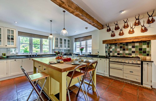 Robertsbridge House | Denswood House - Six Bedroom House, Sleeps 12