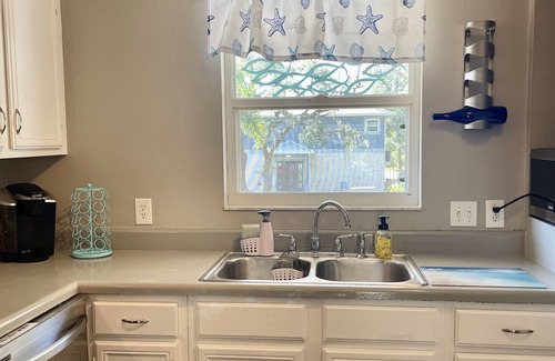 Tarpon Springs House | "DEO'S BEACH HOUSE" - RELAXING GETAWAY THAT STILL FEELS LIKE HOME.
