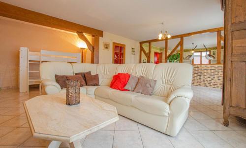 Avirey-Lingey House | Derriere les champs